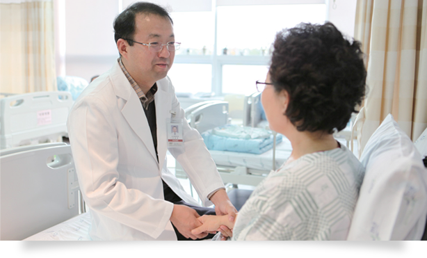 노인보건의료센터 환자와 의사가 대화하는 사진